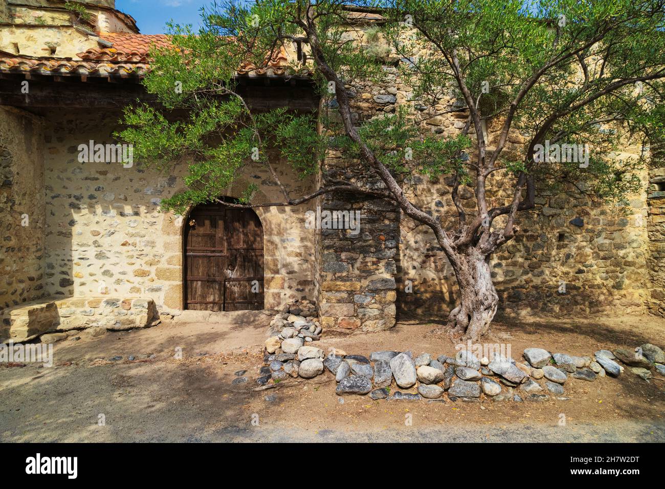 Abbandonata vecchia cappella cristiana Casanoves ingresso, Ille sur Tet, Francia Foto Stock