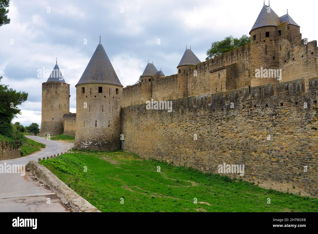 Carcassonne famosa città fortificata francese sotto un suggestivo cielo nuvoloso Foto Stock