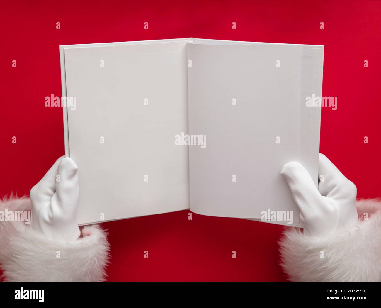 Babbo natale in possesso di un libro con pagine vuote. Mockup libro di Natale Foto Stock