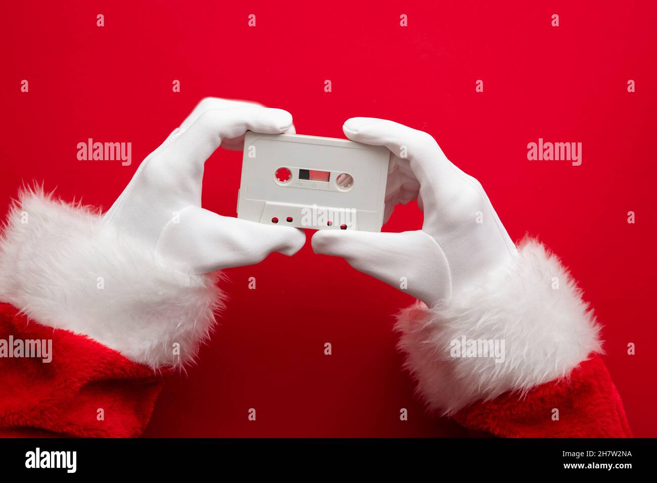 Padre Christmas con una cassetta di musica retrò. Festa di Natale concetto Foto Stock
