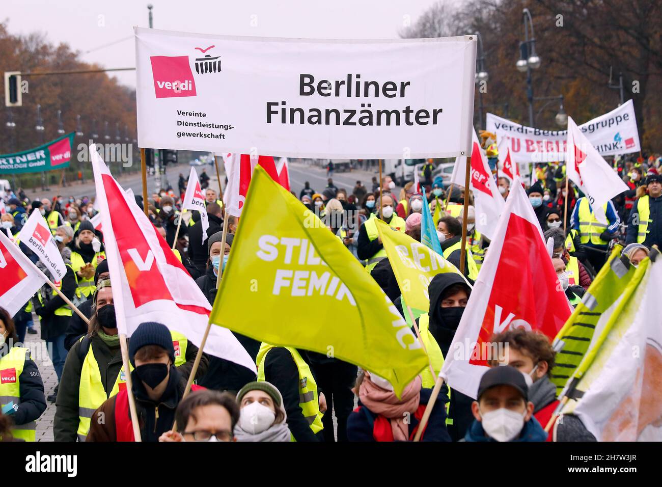 Berlino, Germania. 25 Nov 2021. I partecipanti a uno sciopero di avvertimento da parte dei lavoratori del settore pubblico protestano contro le attuali condizioni di lavoro in un raduno. I sindacati vogliono esercitare pressioni sui datori di lavoro nell'attuale contrattazione collettiva del servizio pubblico. Credit: Carsten Koall/dpa/Alamy Live News Foto Stock