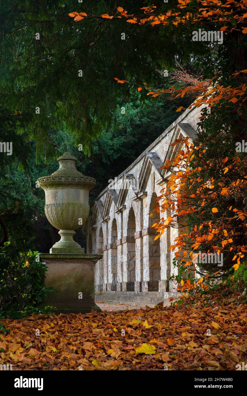 Terreno Praeneste in autunno ai giardini paesaggistici di Rousham House, Oxfordshire, Inghilterra Foto Stock