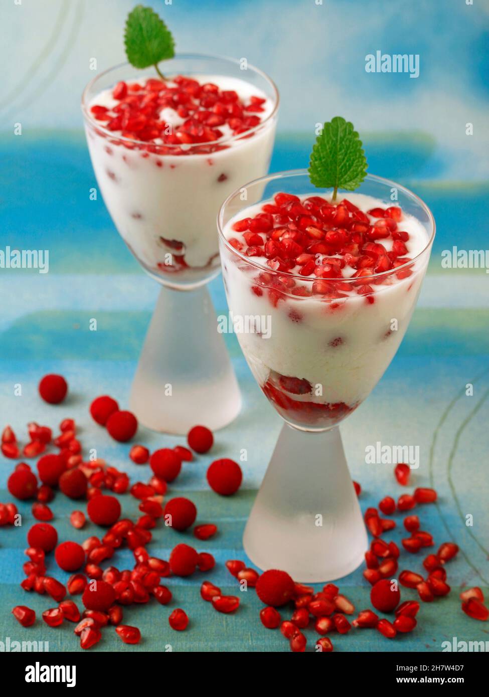 Yogurt con frutta rossa d'autunno. Foto Stock