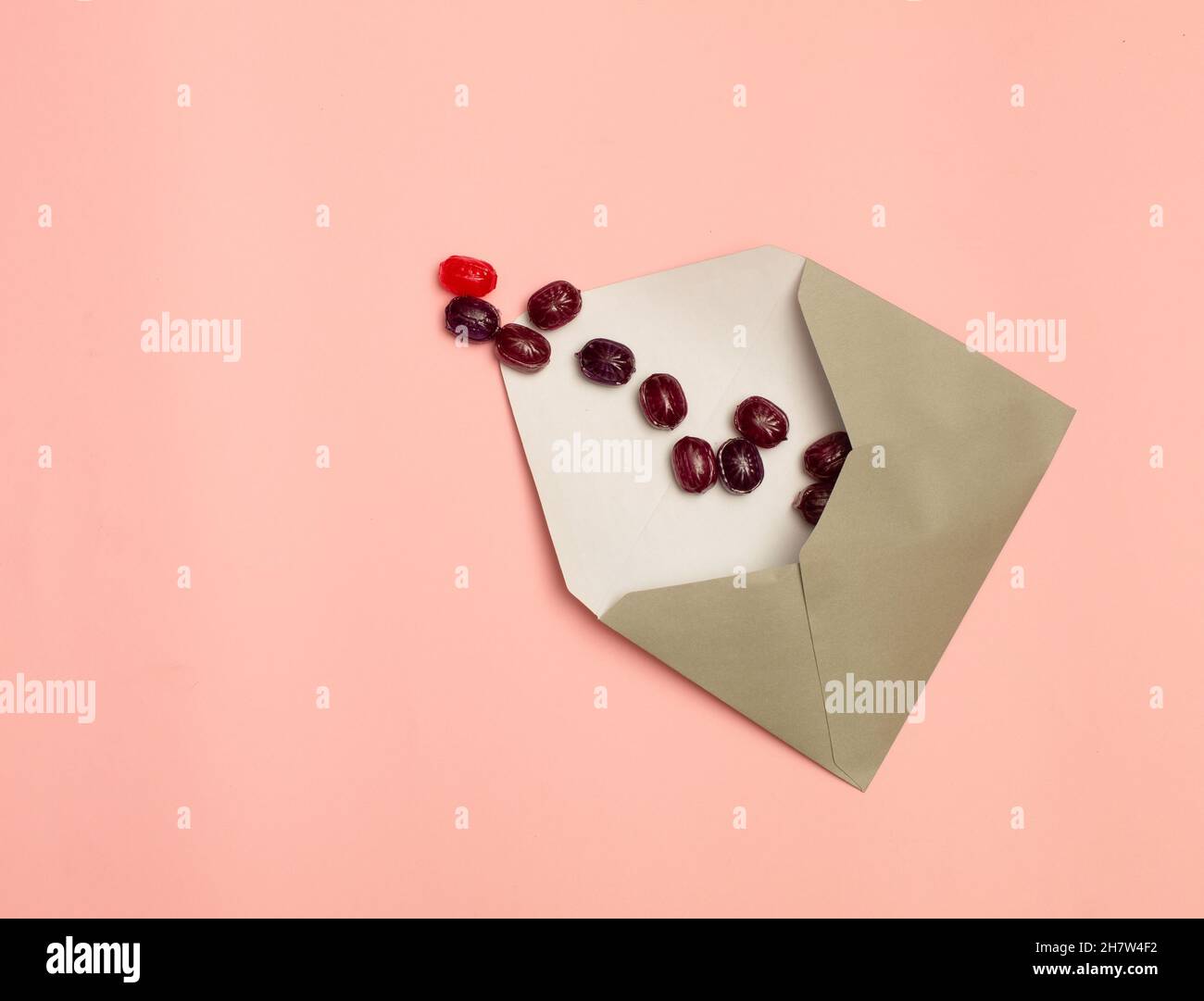 Lettera con dolci. Concetto creativo fatto di caramelle e buste. Foto Stock