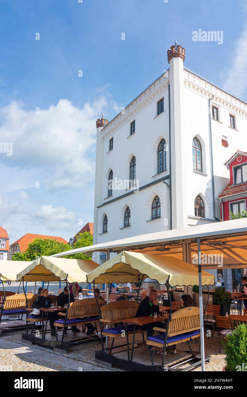 Waren (Müritz): Piazza Neuer Markt, zona pedonale, ristorante, Vecchio Municipio a Mecklenburgische Seenplatte, Mecklenburg Lake Plateau, Mecklenburg-V. Foto Stock