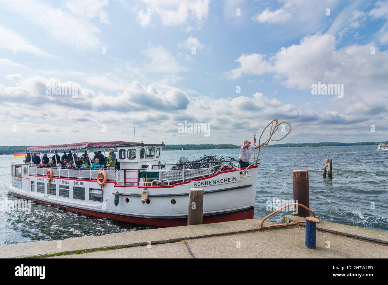 Waren (Müritz): lago Müritz, nave passeggeri al molo di Mecklenburgische Seenplatte, Mecklenburg Lake Plateau, Mecklenburg-Vorpommern, Germania Foto Stock