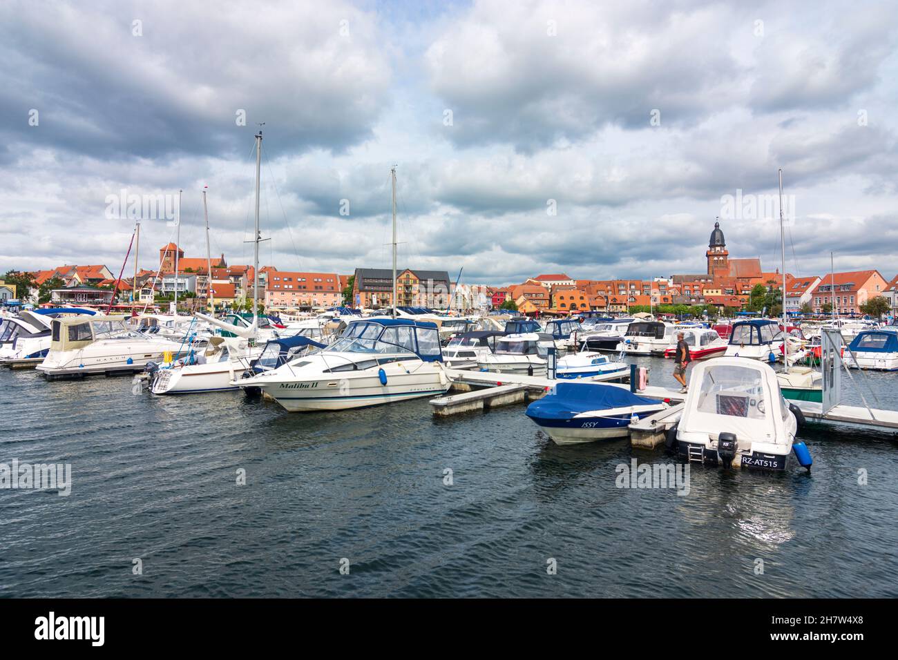 Waren (Müritz): lago Müritz, porto turistico, centro storico con chiesa Georgenkirche (St Georg) e la chiesa Marienkirche (St Marien), a destra in Mecklenburgische se Foto Stock