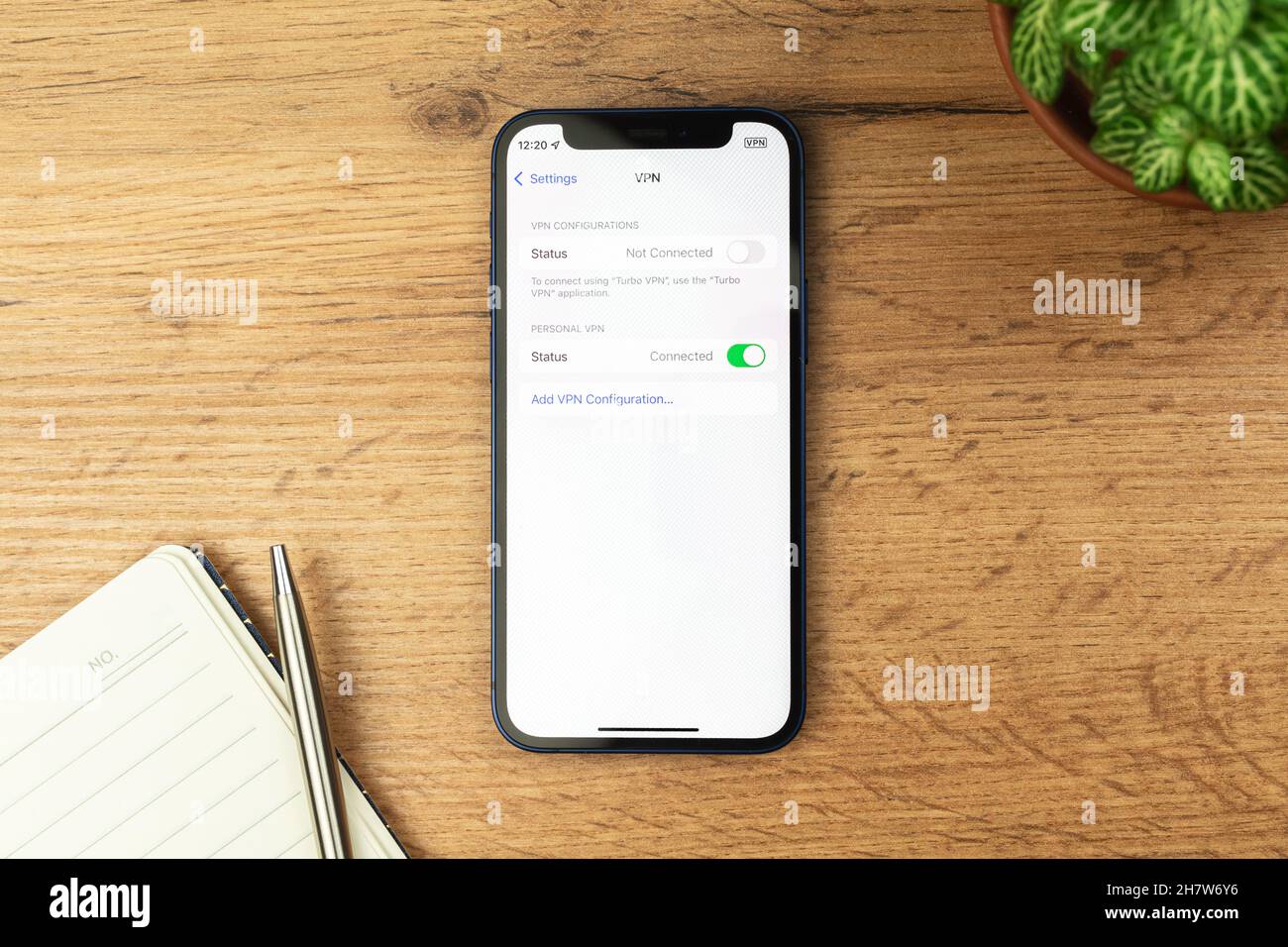 Kharkov, Ucraina - 21 novembre 2021: Schermata di impostazione VPN su Apple iPhone. Sfondo tavola in legno Foto Stock