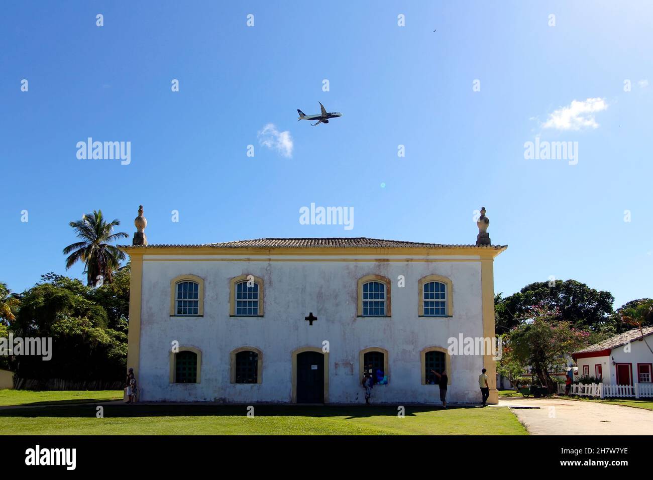 Porto Seguro, Bahia, Brasile - 18 luglio 2021: Aereo aereo aereo Azul sopra il municipio e prigione che ospita il museo nel centro storico di Porto SEG Foto Stock