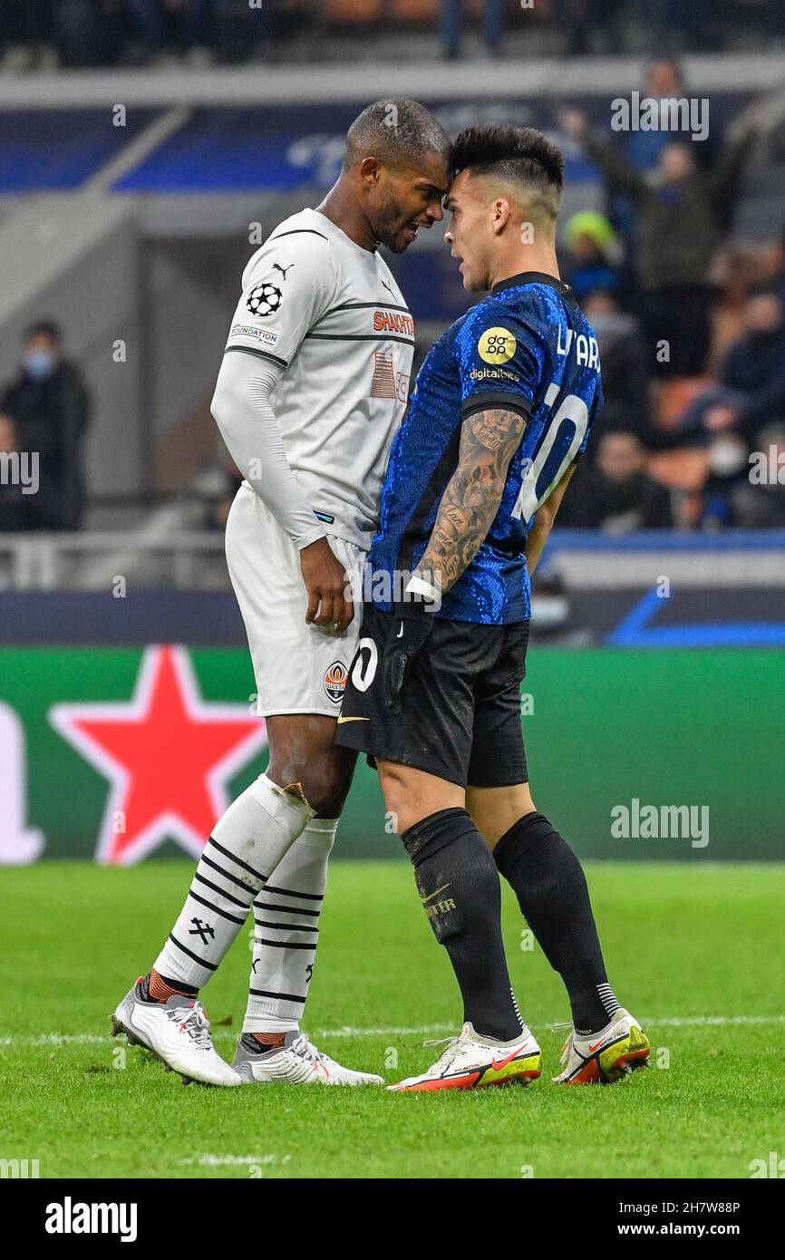 Milano, Italia. 24 novembre 2021. Edin Dzeko (9) di Inter seen e Marlon (5) di Shakhtar Donetsk durante la partita UEFA Champions League tra Inter e Shakhtar Donetsk a Giuseppe Meazza a Milano. (Photo Credit: Gonzales Photo/Alamy Live News Foto Stock