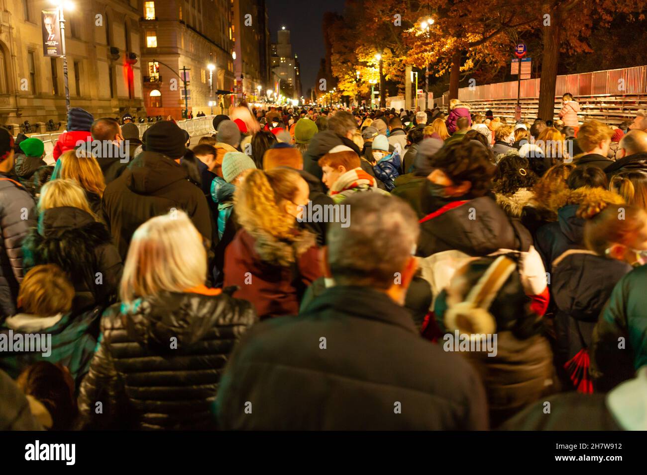 New York, NY - 24 Novembre 2021. Le folle si sono poi poi poi insufflate verso il sito di gonfiaggio della Thanksgiving Parade di Macy, aperto al pubblico nel pomeriggio Foto Stock