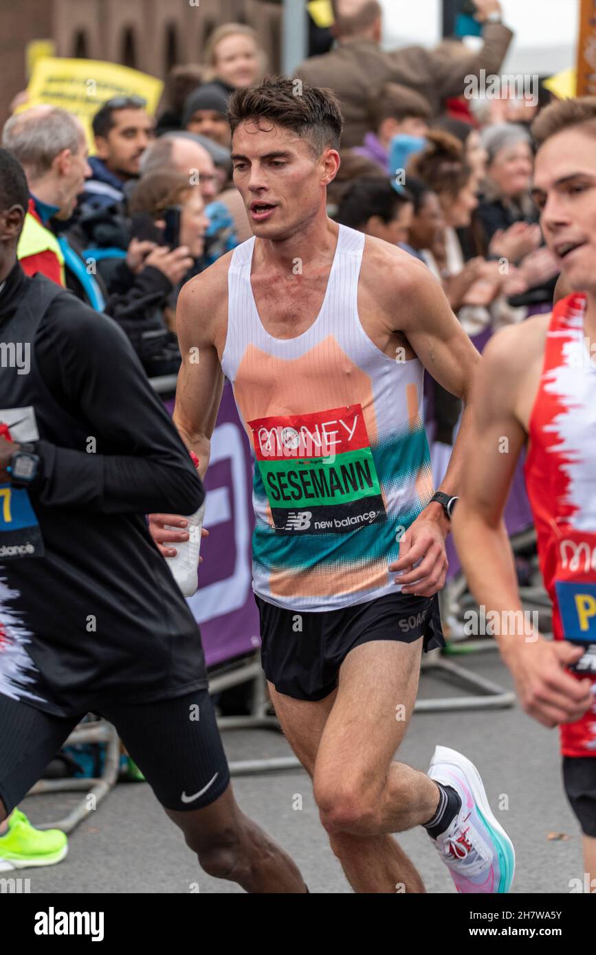 Philip Sesemann che corre nella Maratona di Londra Virgin Money 2021, passando attraverso Tower Hill, Londra, Regno Unito. Phil Sesemann Foto Stock