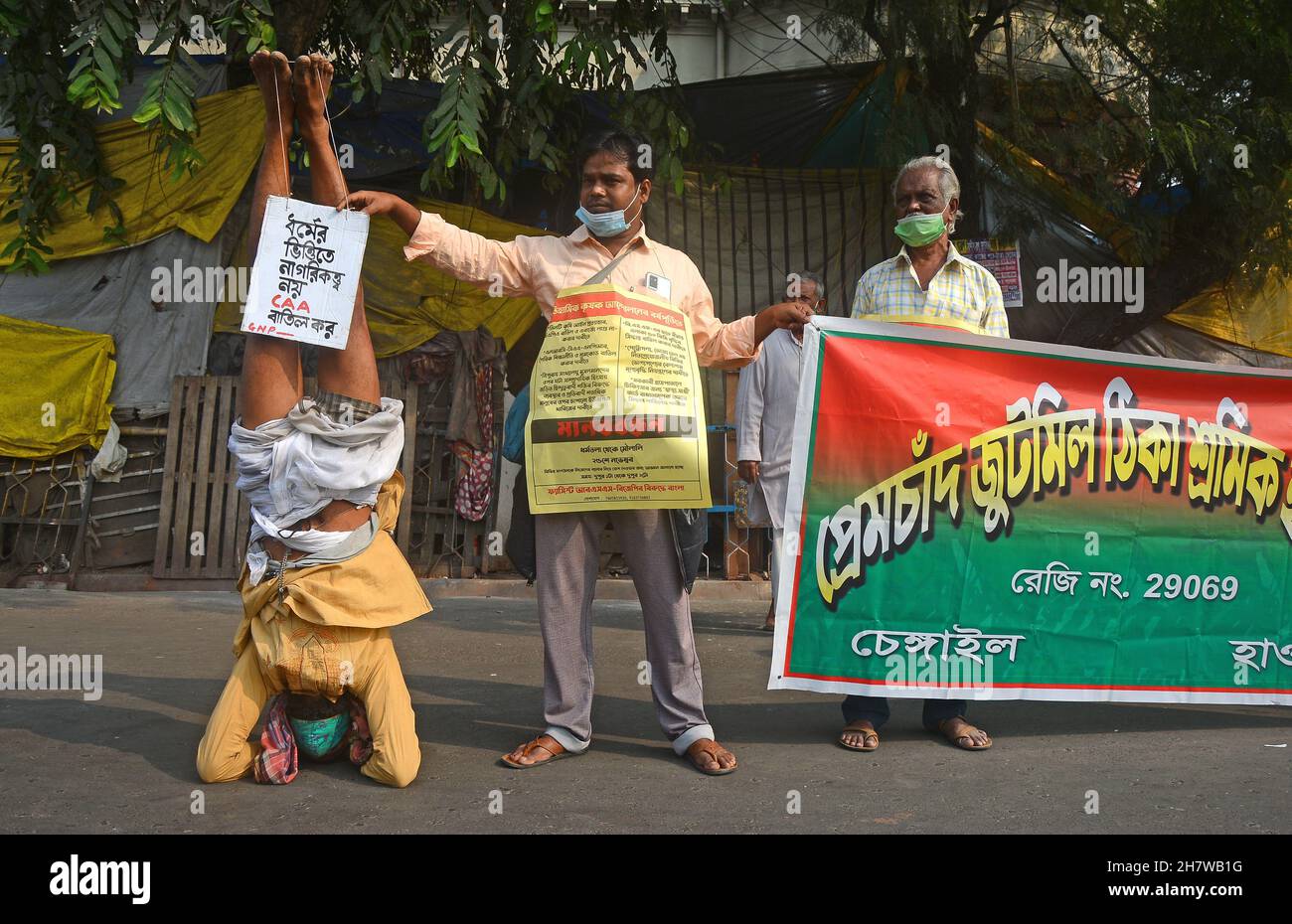 Kolkata, Bengala Occidentale, India. 25 Nov 2021. Le persone si riuniscono per protestare contro il disegno di legge dell'agricoltore, nessun NRC e nessun CAA.People che fanno catena umana per dimostrare. I bambini partecipano a questo rally. La gente festeggia anche l'anniversario della protesta degli agricoltori. (Credit Image: © Rahul Sadhukhan/Pacific Press via ZUMA Press Wire) Foto Stock