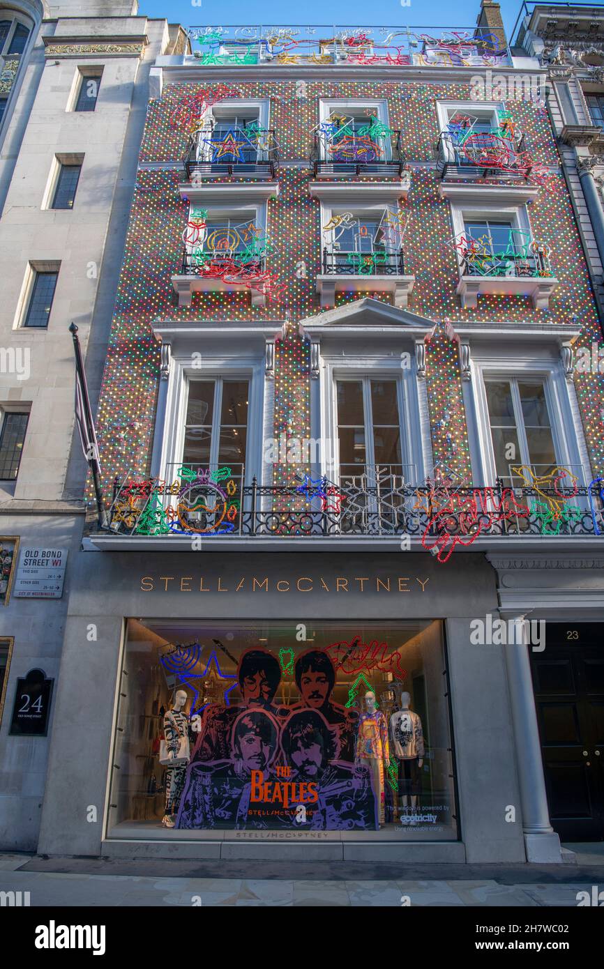 25 novembre 2021. Christmas Stella McCartney negozio di fronte a Old Bond Street, Londra Regno Unito con la finestra Beatles decor Foto Stock