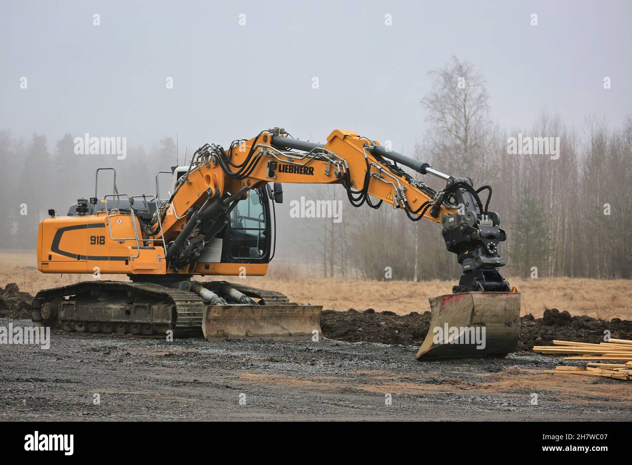 Escavatore cingolato Liebherr 918 in cantiere in una giornata di primavera. Forssa, Finlandia. 2 aprile 2017. Foto Stock