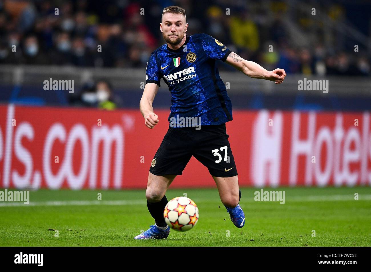 Milano, Italia. 24 novembre 2021. Milano Skriniar del FC Internazionale in azione durante la partita di calcio UEFA Champions League tra FC Internazionale e FC Shakhtar Donetsk. Credit: Nicolò campo/Alamy Live News Foto Stock