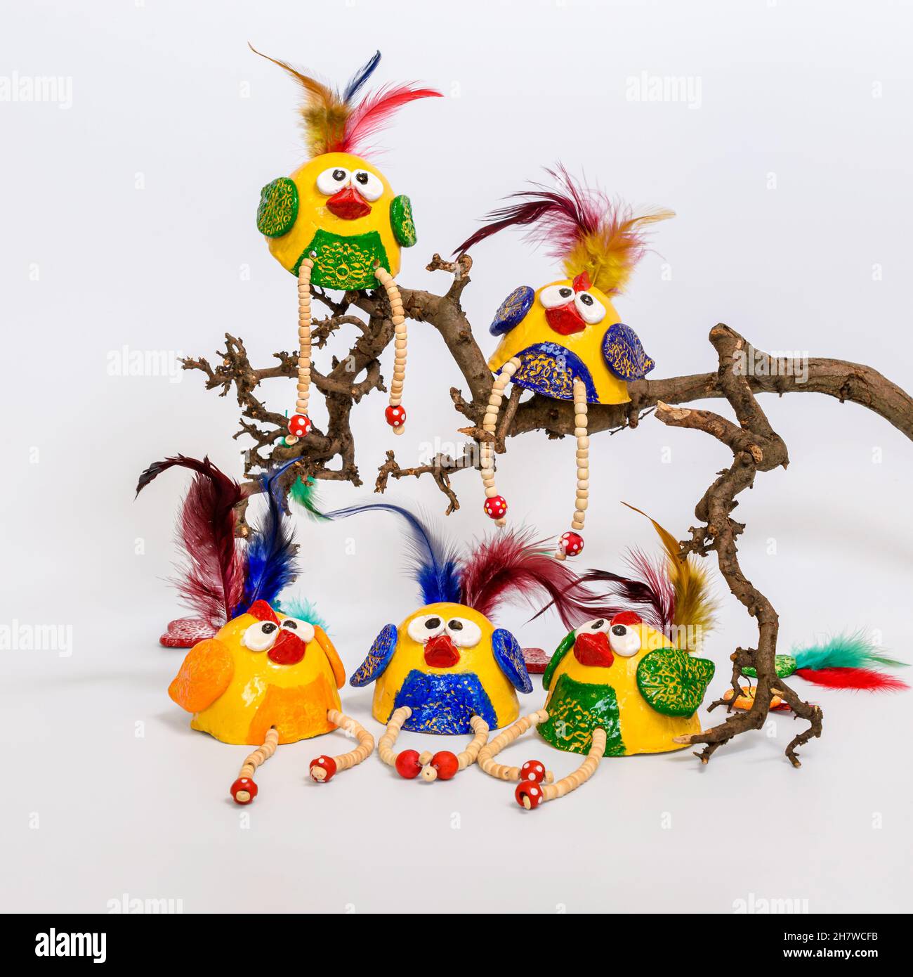 Polli d'arte in ceramica, dipinti a mano e applicati con piume colorate. Souvenir e regalo fresco per ogni vacanza. Fatto a mano Foto Stock