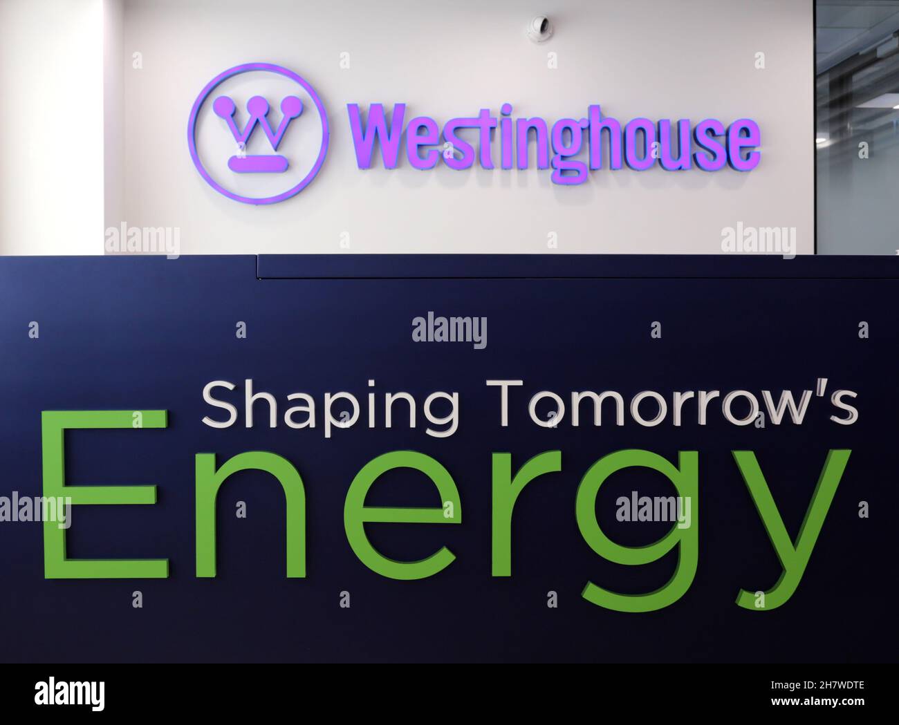 Cracovia. Cracovia. Polonia. Firma e logo della Westinghouse Company. Slogan "Shoing Tomorrow`s Energy". Foto Stock