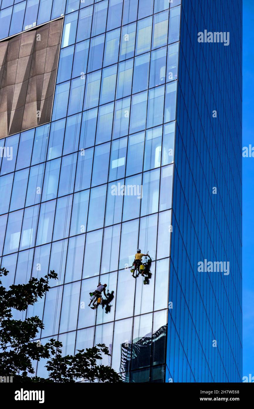 Varsavia, Mazovia / Polonia - 2020/08/09: Lavavetri appesi alla superficie della torre Q22 di Echo Investment at al. Jana Pawla II avenue in do Foto Stock