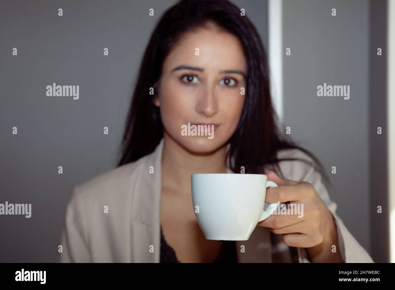 Ragazza che beve caffè. Ragazza in caffetteria. Donna che guarda. Donna premurosa. Pausa dal lavoro. Donna d'affari. Donna che lavora. Stile di vita Foto Stock