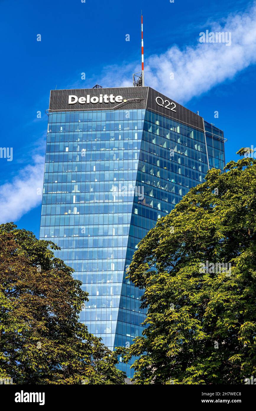 Varsavia, Mazovia / Polonia - 2020/08/09: Superficie di vetro blu della torre Q22 di Echo Investment al. Viale Jana Pawla II nel centro della città Foto Stock