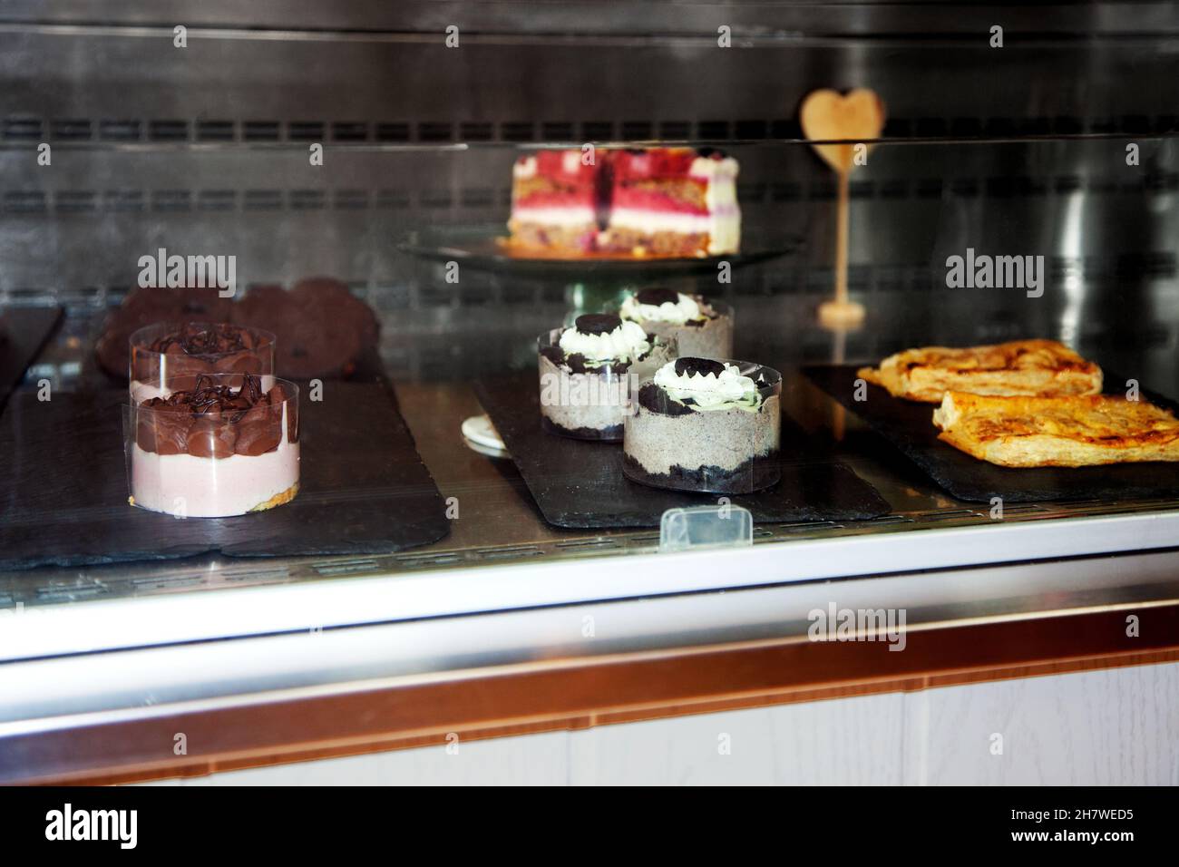 Cibo nella caffetteria. Cibo malsano. Dessert. Pasticceria Foto Stock