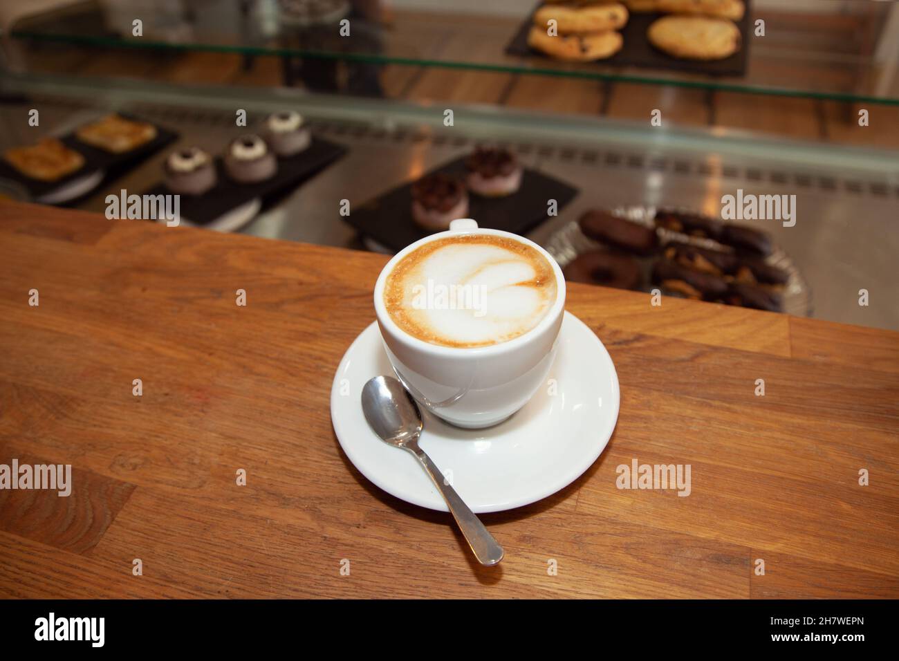 Design del caffè. Caffè con panna. Caffè in schiuma. Brioche, pasticcini. Foto Stock