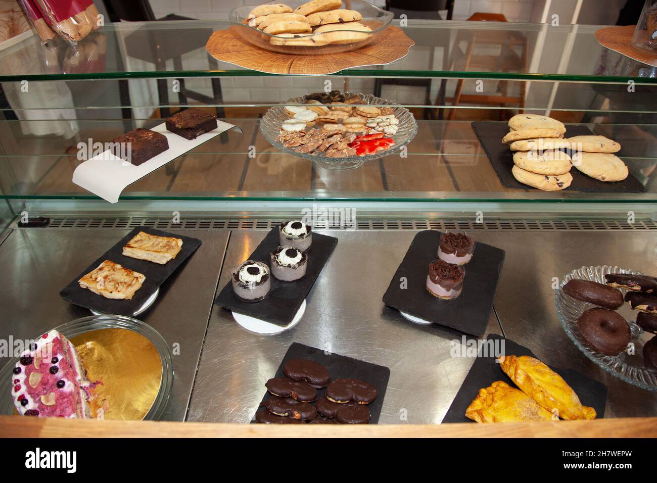 Cibo nella caffetteria. Cibo malsano. Dessert. Pasticceria Foto Stock