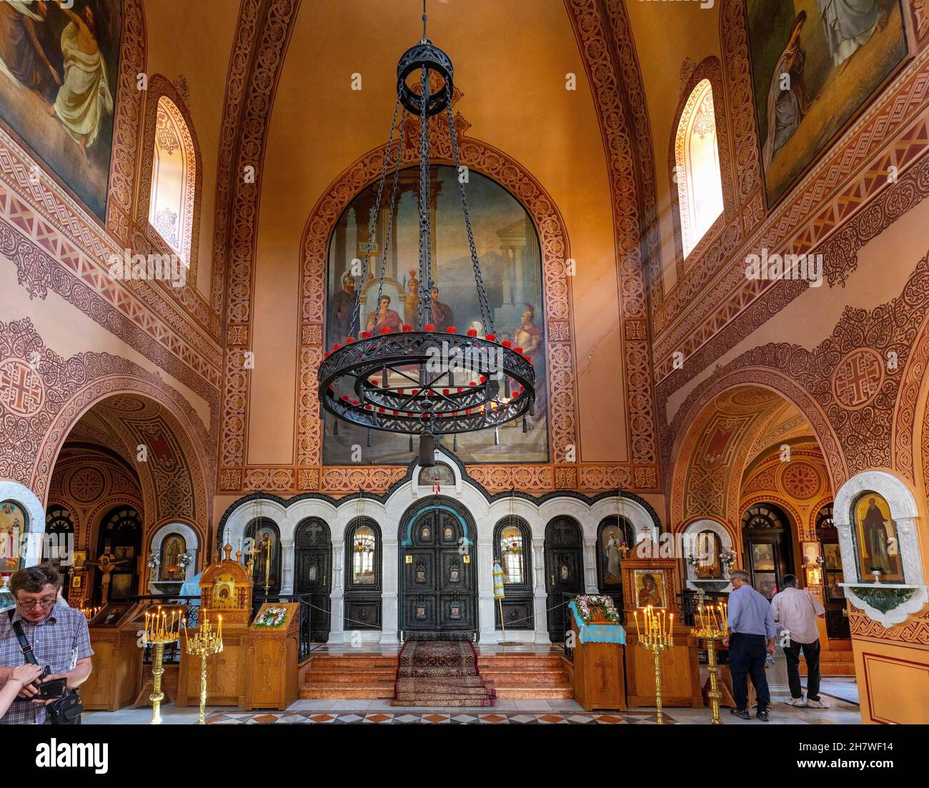 Gerusalemme, Israele - 14 ottobre 2017: Chiesa ortodossa russa di Santa Maria Maddalena sul Monte degli Ulivi nella valle del fiume Kidron di fronte alle mura della Vecchia ci Foto Stock