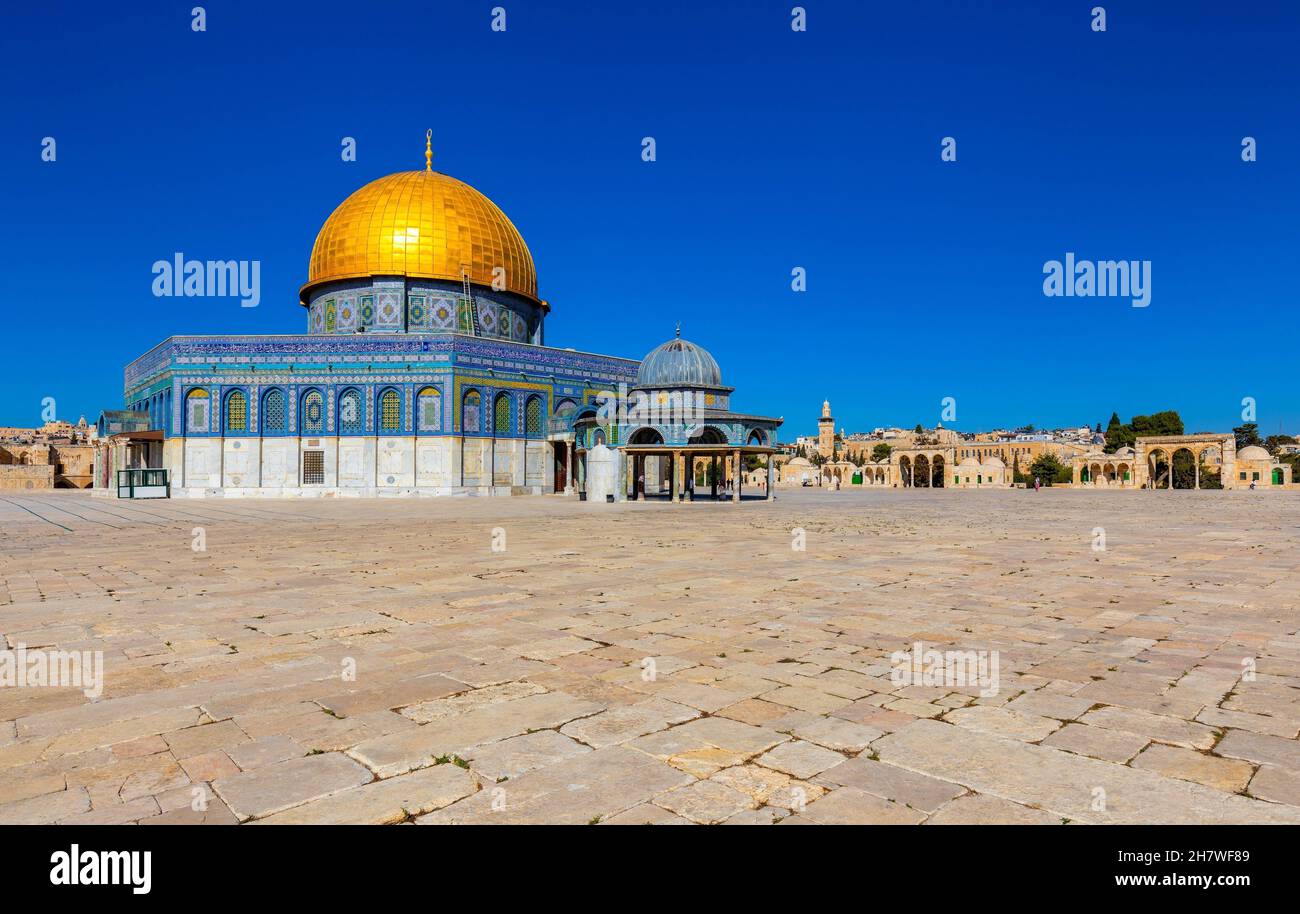 Gerusalemme, Israele - 12 ottobre 2017: Vista panoramica del Monte del Tempio con la cupola del monumento islamico della roccia e la cupola del santuario della catena a Gerusalemme Foto Stock