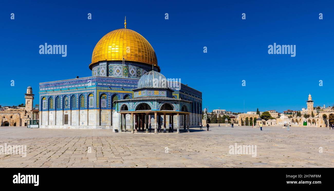 Gerusalemme, Israele - 12 ottobre 2017: Cupola del monumento islamico rock e cupola del santuario della catena sul monte del tempio di Gerusalemme Città Vecchia Foto Stock