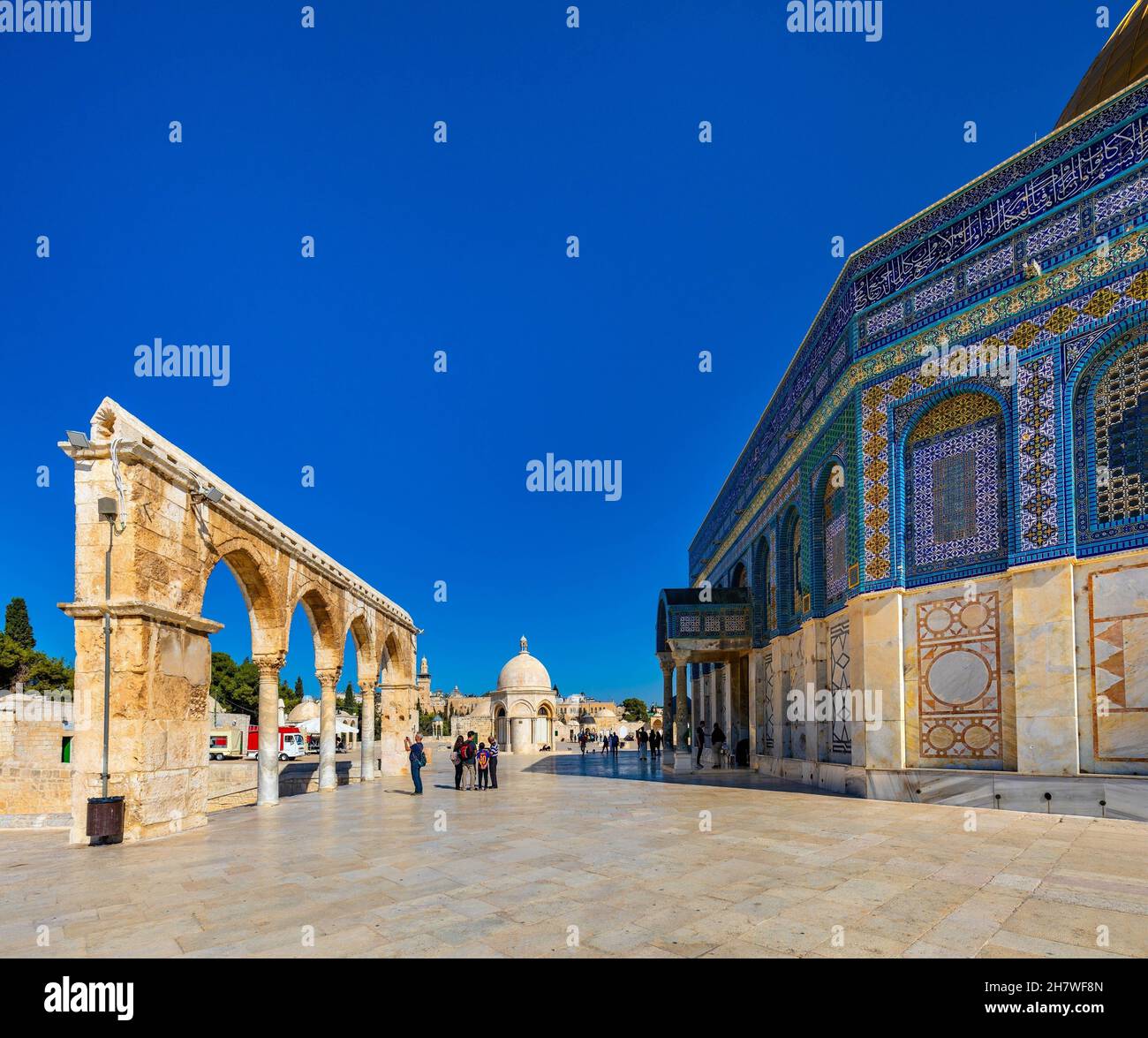 Gerusalemme, Israele - 12 ottobre 2017: Monte del Tempio con archi di porta che conducono al Duomo della roccia santuario monumento islamico nella città vecchia di Gerusalemme Foto Stock