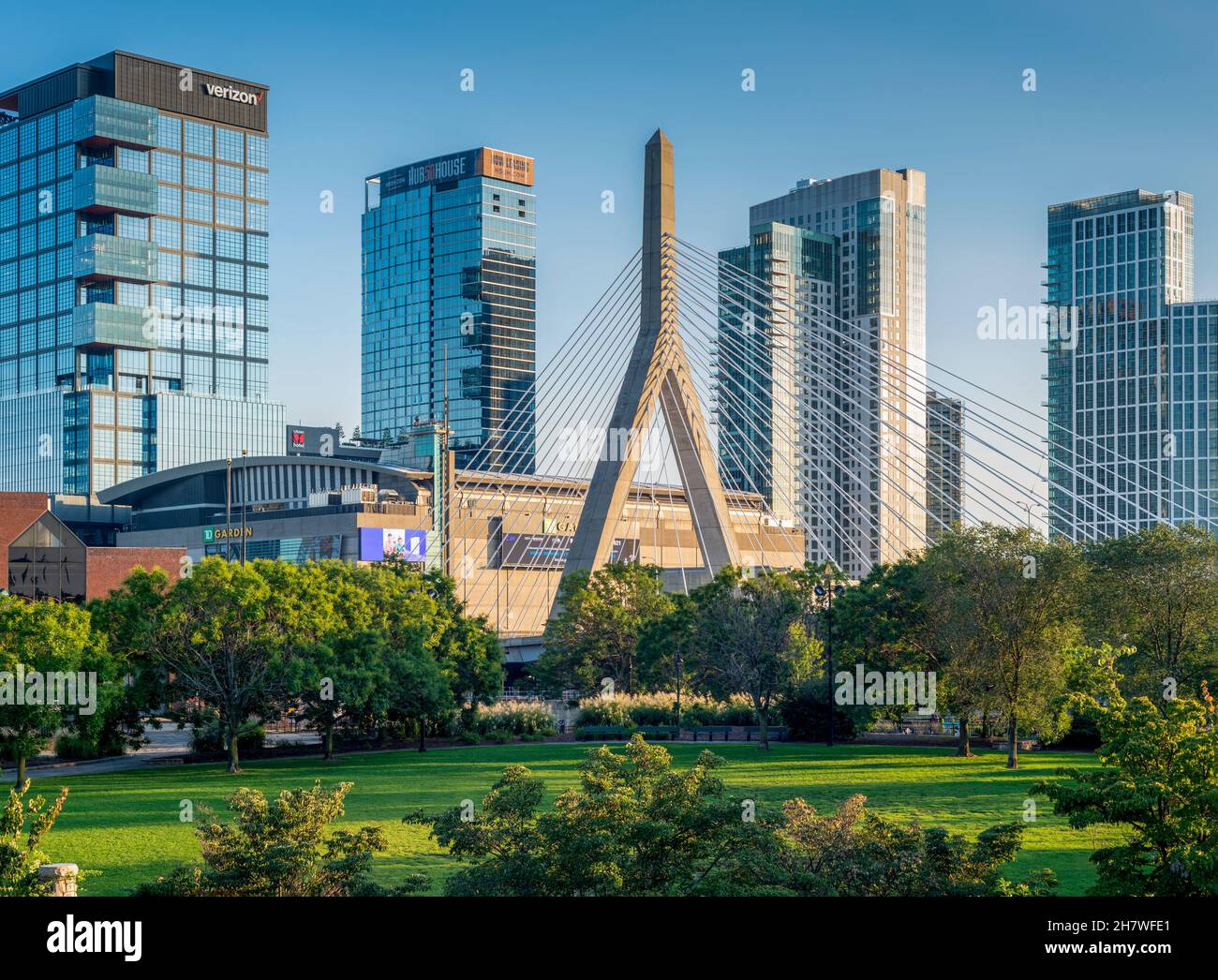 Vista del Leonard Zakim Memorial Bridge e dello skyline di Boston dal lato di Charlestown nello stato del Massachusetts. Foto Stock