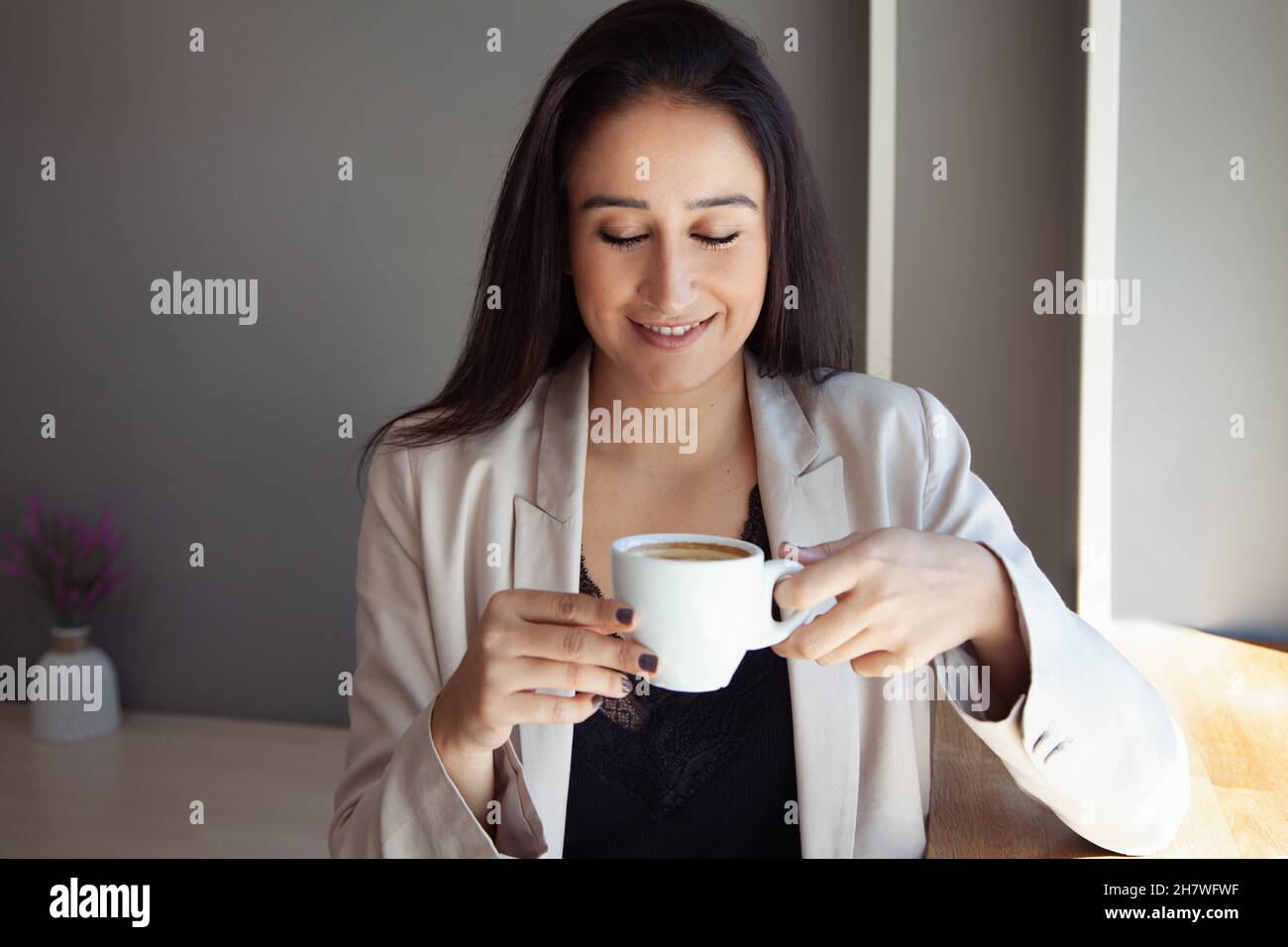 Ragazza che beve caffè. Ragazza in caffetteria. Donna che guarda. Donna premurosa. Pausa dal lavoro. Donna d'affari. Donna che lavora. Stile di vita Foto Stock