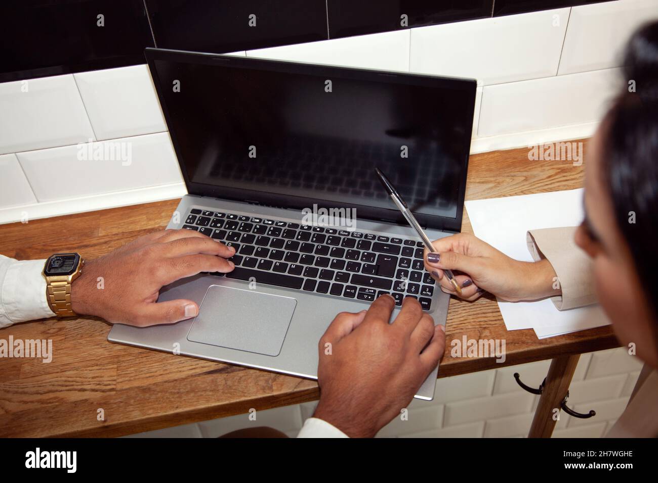 Coppia che lavora con il computer. Coppia nel bar. Uomo con pc. Ragazzo con il computer. Donna che punta allo schermo. Colloquio di lavoro. Incontro in caffetteria Foto Stock