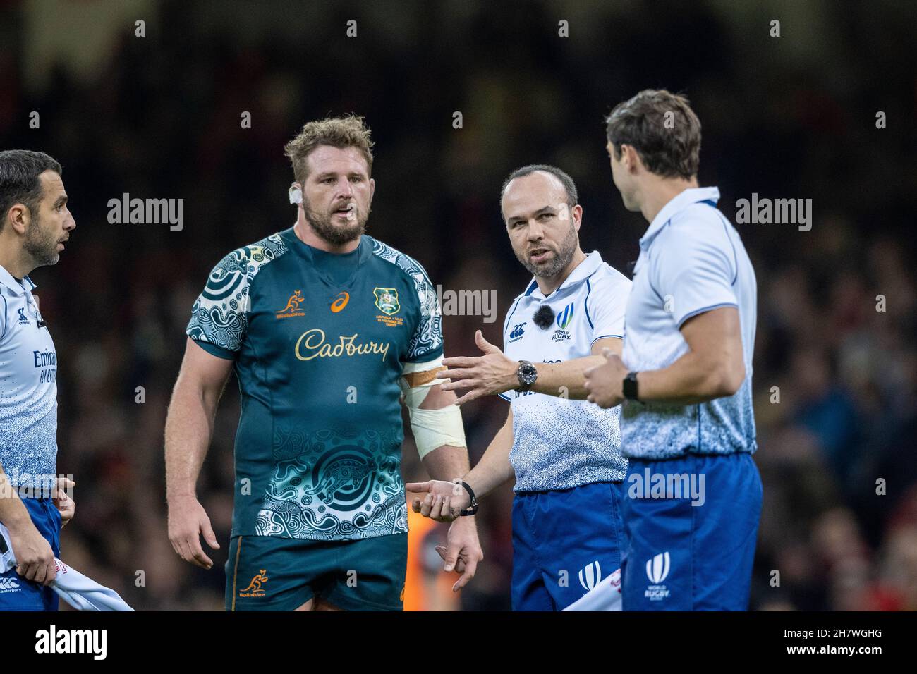 I funzionari della partita rivedono il potenziale abbattitore di Nick Tompkins, che ha portato a una prova di fuga, guardata dal capitano della wallaby, James Slipper. Foto Stock