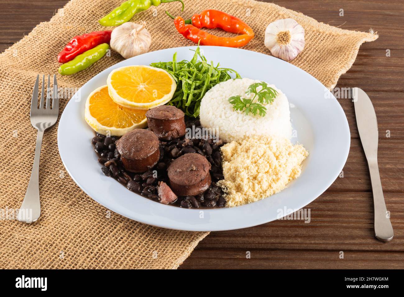 Feijoada tipica cucina brasiliana. Piatti tradizionali brasiliani a base di fagioli neri. Foto Stock
