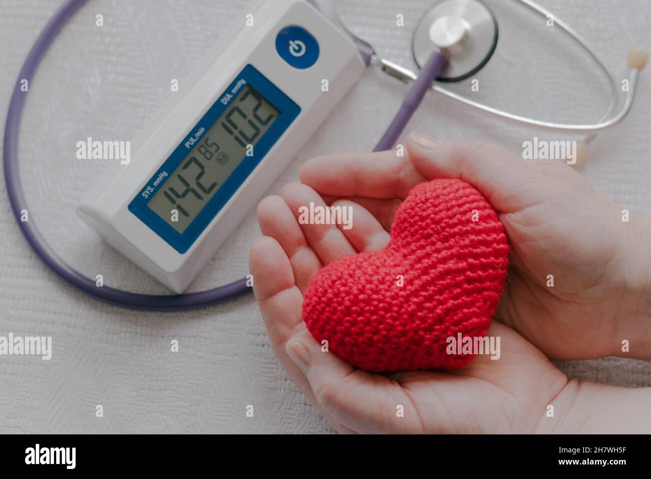 Le malattie cardiovascolari e l'ipertensione sono malattie comuni negli anziani. Foto Stock