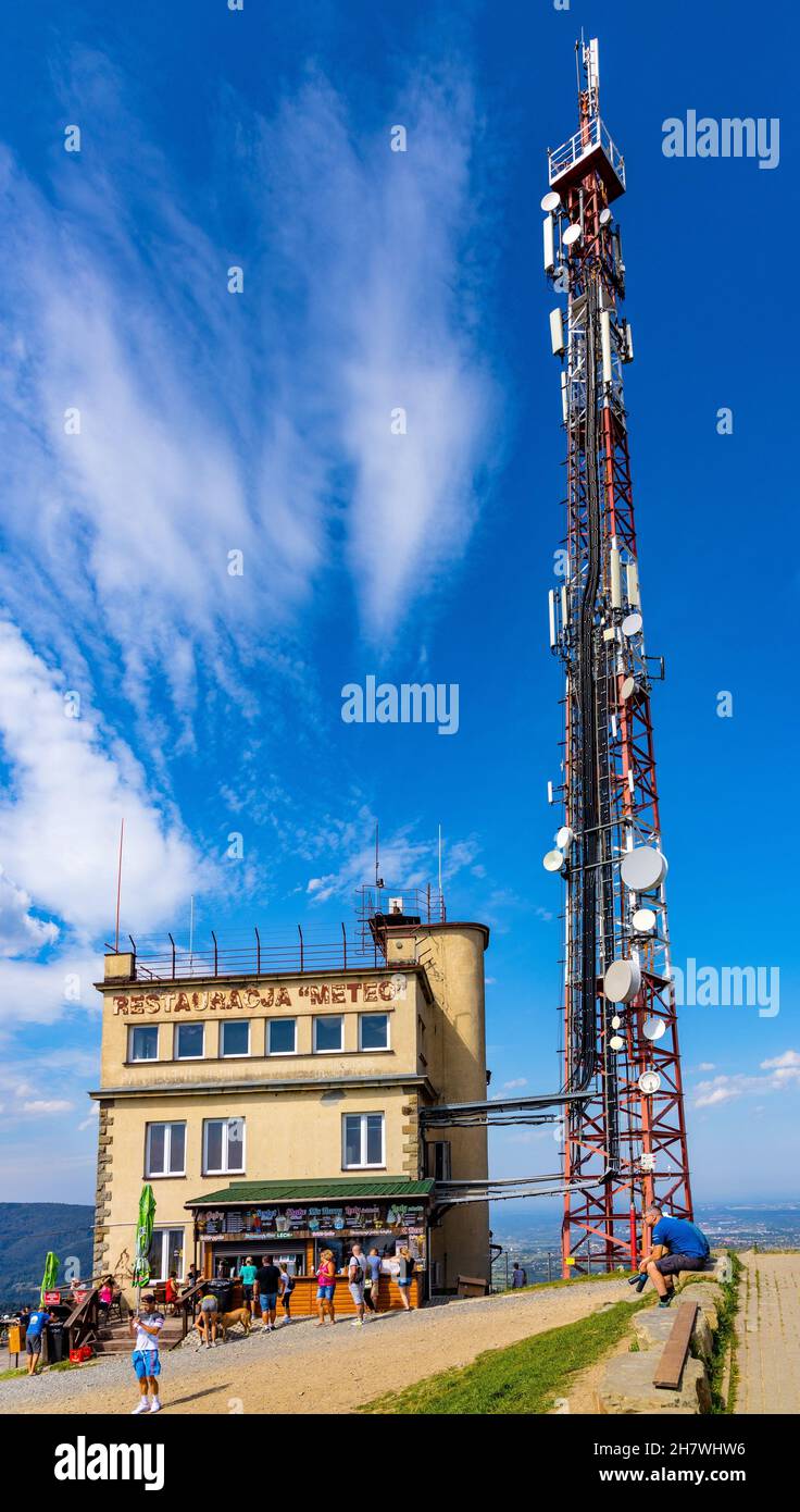 Zywiec, Polonia - 30 agosto 2020: Stazione meteorologica e torre di telecomunicazione sulla cima della montagna Gora ZAR a Miedzybrodzie Zywieckie in Slesia Foto Stock