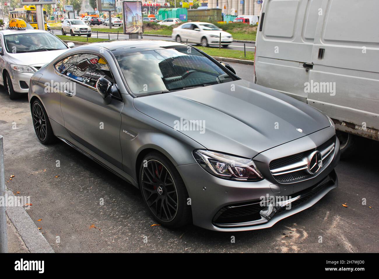 Kiev, Ucraina - 2 settembre 2017: Mercedes-Benz C63S Coupe AMG. Una vettura  matte parcheggiata in una città tra le altre auto Foto stock - Alamy