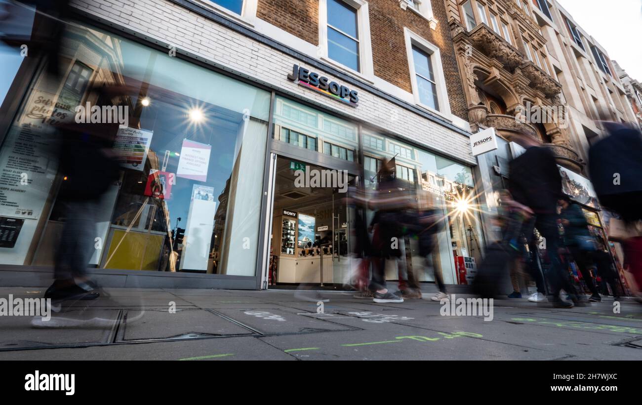 Jessops Store, Oxford Street, Londra. La sfocatura astratta degli acquirenti passa davanti al negozio di fotocamere e fotografie di punta nel trafficato quartiere dello shopping di Londra. Foto Stock