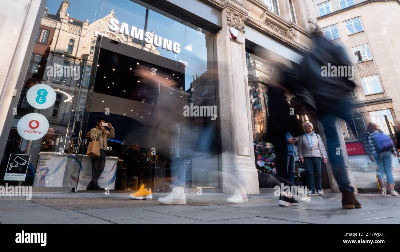 Samsung Store, Oxford Street, Londra. Gli amanti dello shopping passano  l'entrata al negozio di elettronica nel trafficato quartiere dello shopping  di Londra Foto stock - Alamy