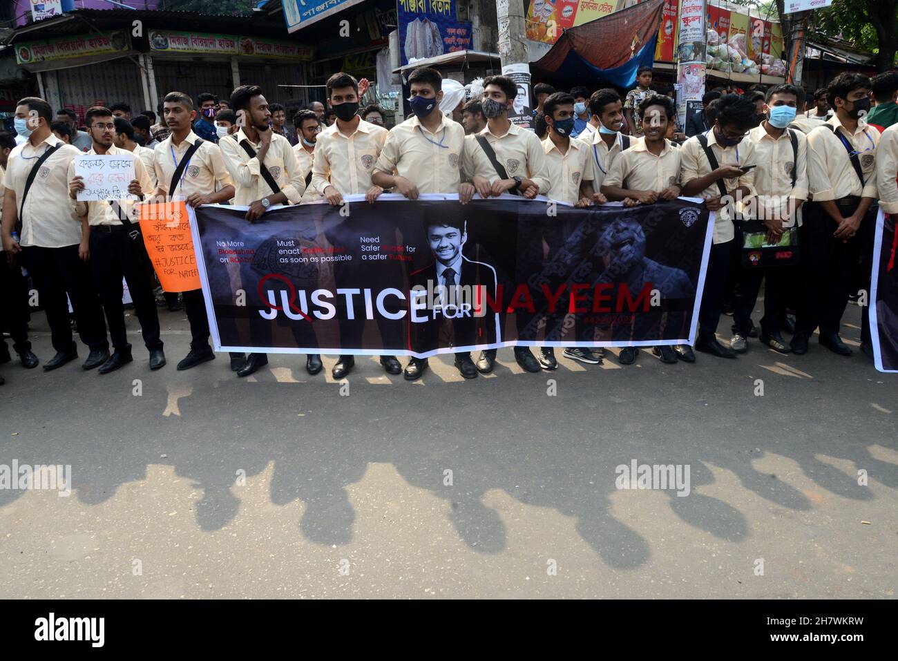 Dhaka, Bangladesh. 25 Nov 2021. Gli studenti bloccano una strada allo Zero Point mentre protestano chiedendo giustizia per la morte di un collega studente durante un incidente stradale, a Dhaka, Bangladesh, il 25 novembre 2021. Secondo la polizia, uno studente del secondo anno del Notre Dame College, Nayeem Hasan, è stato ucciso in un incidente stradale il 24 novembre, quando un camion della spazzatura della Dhaka City Corporation lo ha colpito nella zona di Gulistan di Dhaka. Credit: Mamunur Rashid/Alamy Live News Foto Stock