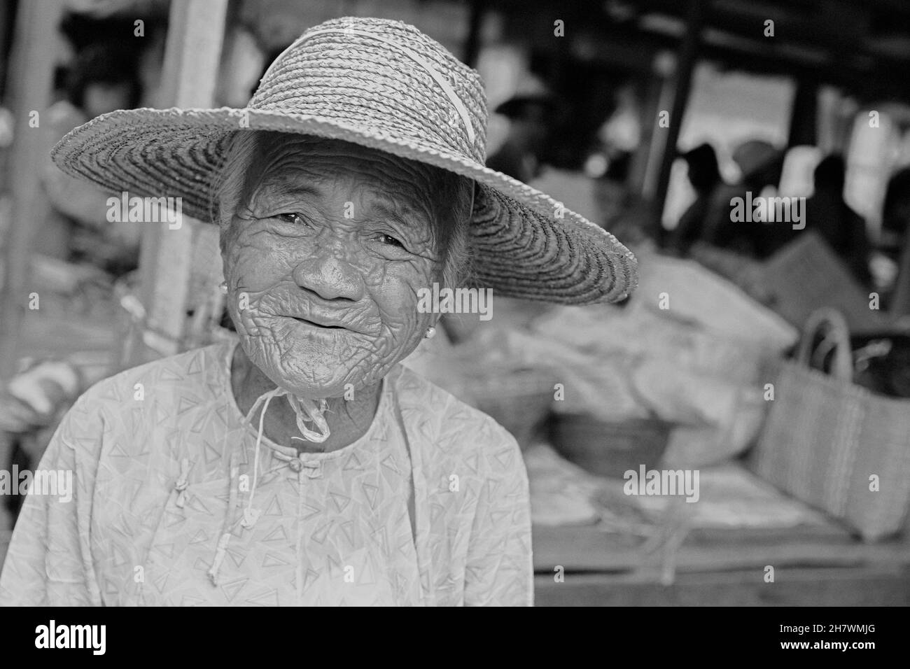Donna anziana al mercato Nyaung Shwe Foto Stock