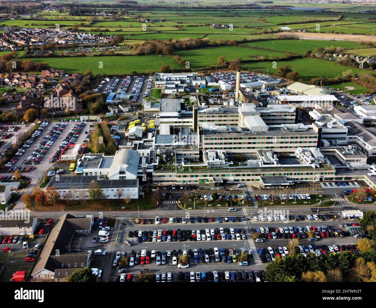 Vista aerea del Glan Clwyd Hospital, Rhuddlan Rd, alBodelwydddan, Rhyl. Data immagine: Giovedì 25 novembre 2021. Foto Stock