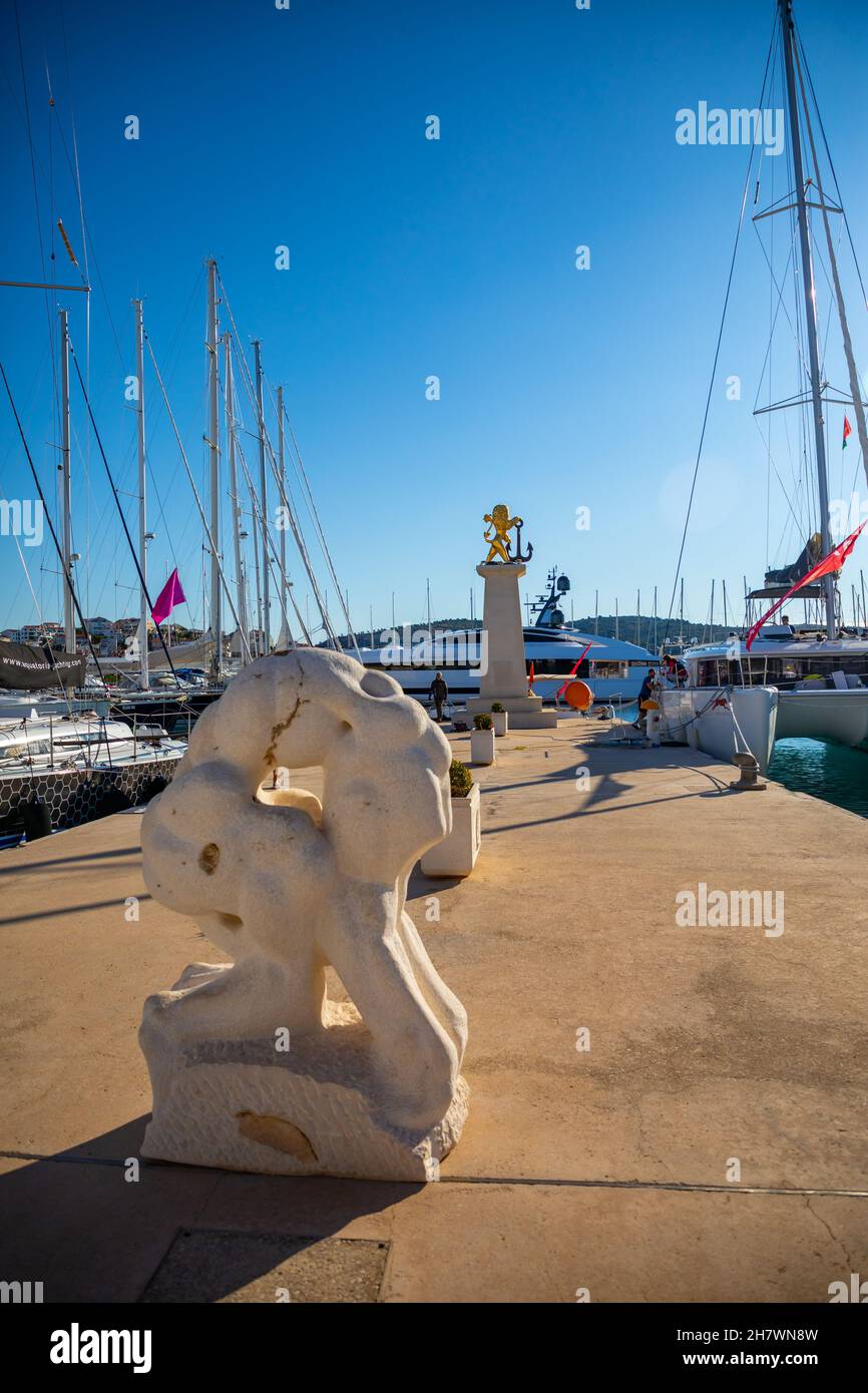 Rogoznica, Croazia - 15 ottobre 2021: Barche a vela ormeggiate a Marina Frapa vicino Rogoznica, Croazia Foto Stock