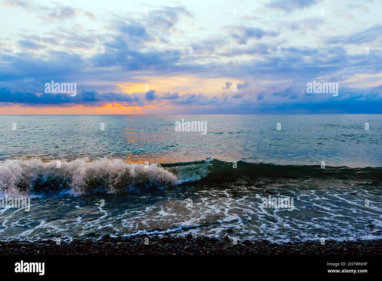 La sera e i tramonti al mare sono un momento molto amato da molte persone Foto Stock