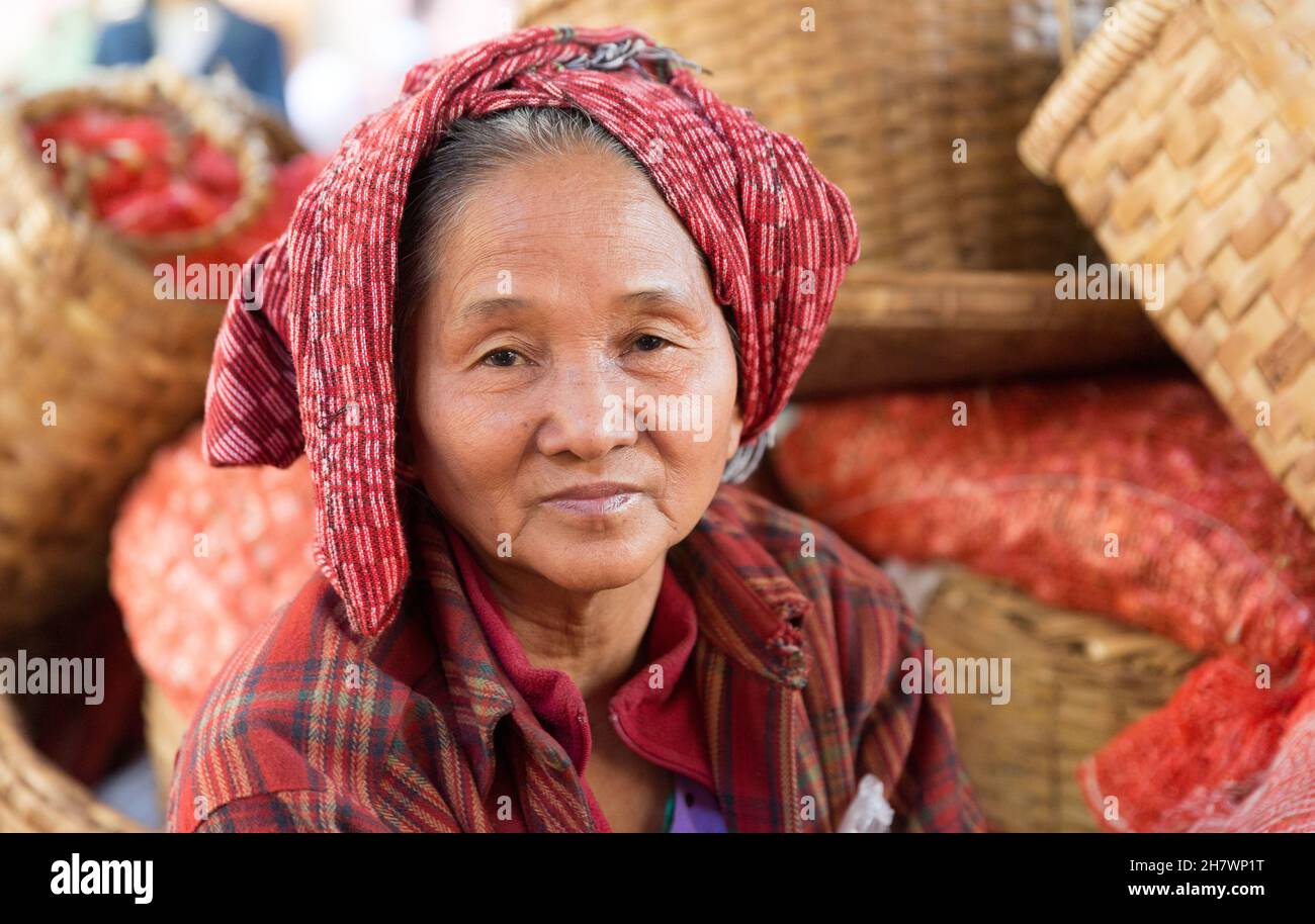 Ritratto di vecchia donna nel mercato di Nyaung U. Foto Stock