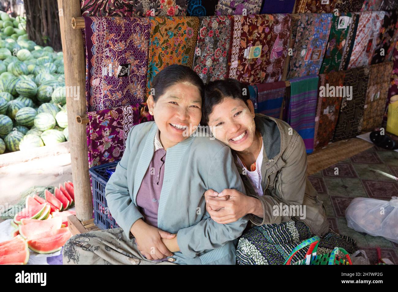 Madre e figlia vendono tessuti nel mercato Nyaung U. Foto Stock