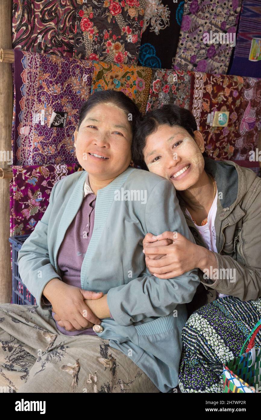 Madre e figlia vendono tessuti nel mercato Nyaung U. Foto Stock